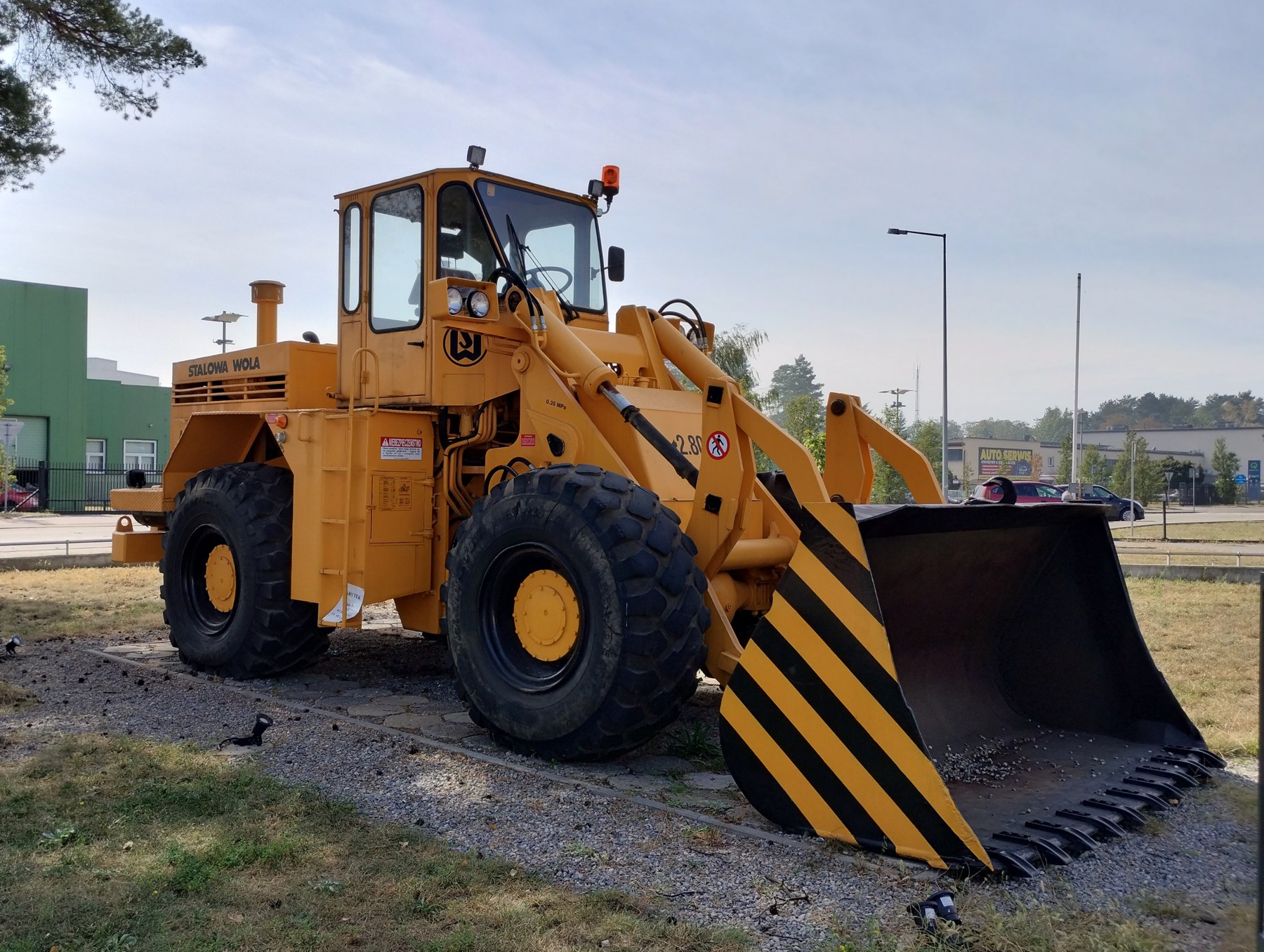 Żółta ładowarka HSW Ł-34 wyprodukowana w Stalowej Woli